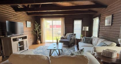 Lakeside Log Cabin Retreat- Close to Beach + Fishing + Boat Parking
