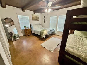 2 habitaciones, tabla de planchar con plancha, wifi y ropa de cama