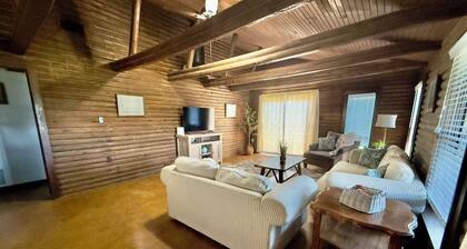 Lakeside Log Cabin Retreat- Close to Beach + Fishing + Boat Parking