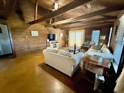 Lakeside Log Cabin Retreat- Close to Beach + Fishing + Boat Parking