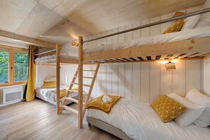 A bunk bed room with a ladder, a window with curtains, and a wall-mounted light fixture. - Villa Grande Est, Private Spa, Ideal for Family Holidays (Plouneour-Trez)