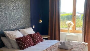 4 bedrooms, iron/ironing board, WiFi, bed sheets