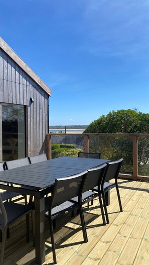 Outdoor dining - Villa Grande Est, Private Spa, Ideal for Family Holidays (Plouneour-Trez)