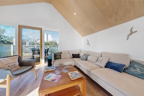 Living area - Villa Grande Est, Private Spa, Ideal for Family Holidays (Plouneour-Trez)
