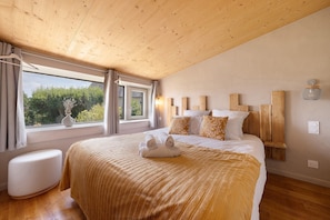 6 bedrooms, iron/ironing board, WiFi, bed sheets