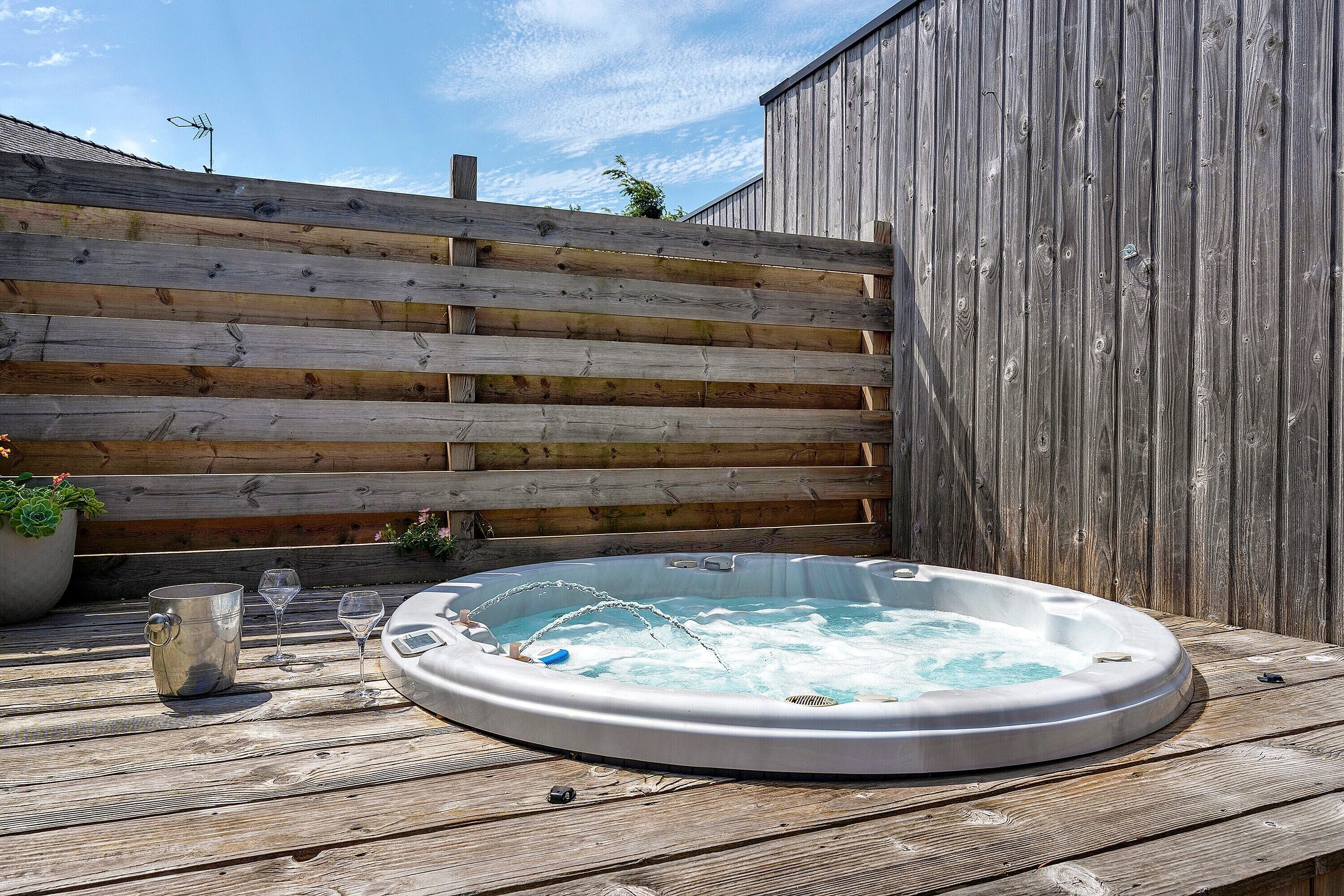 Outdoor spa tub