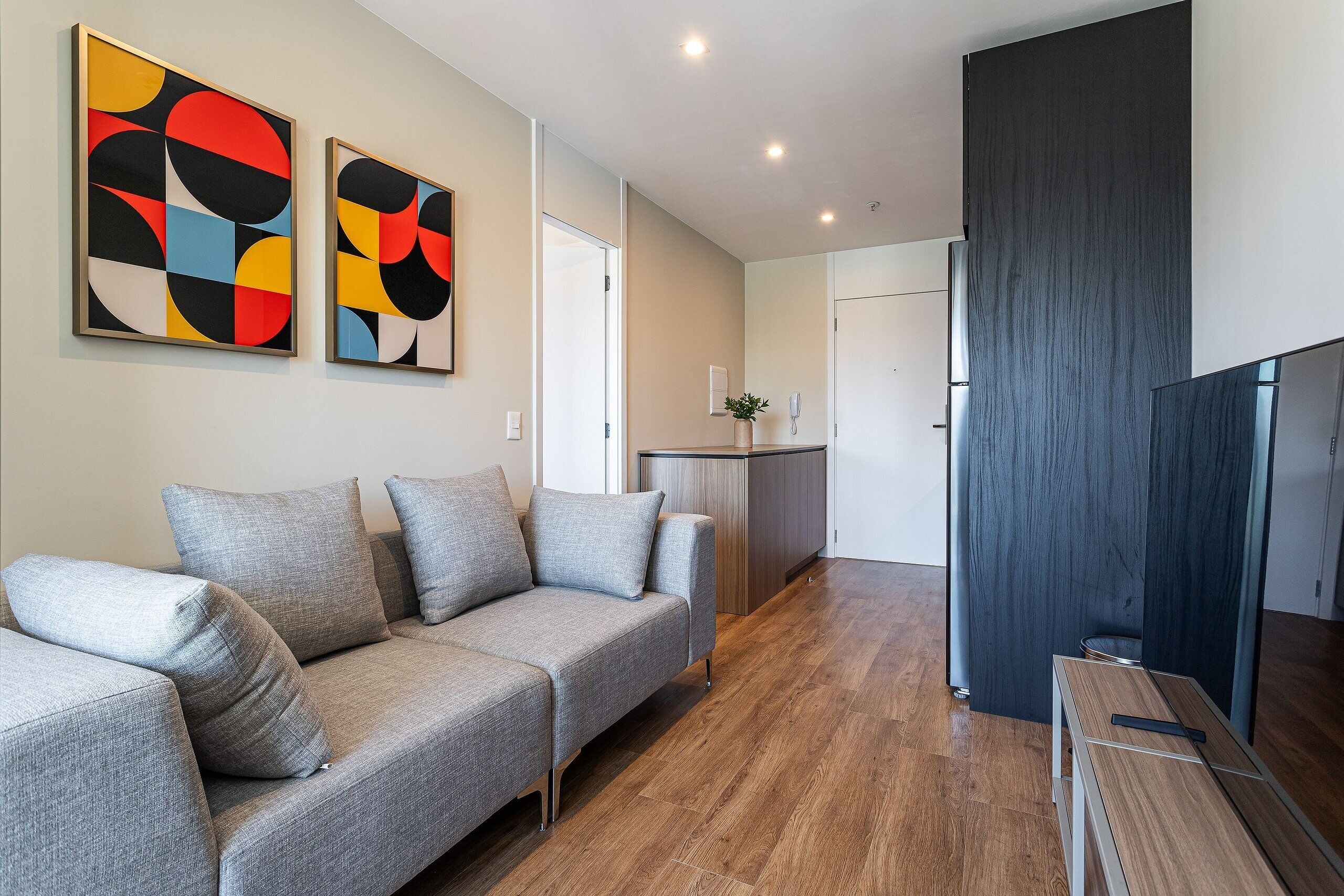 Business appartement | Woonruimte | Een 40-inch smart-tv met digitale zenders