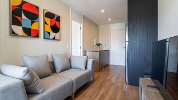 Business appartement | Woonruimte | Een 40-inch smart-tv met digitale zenders