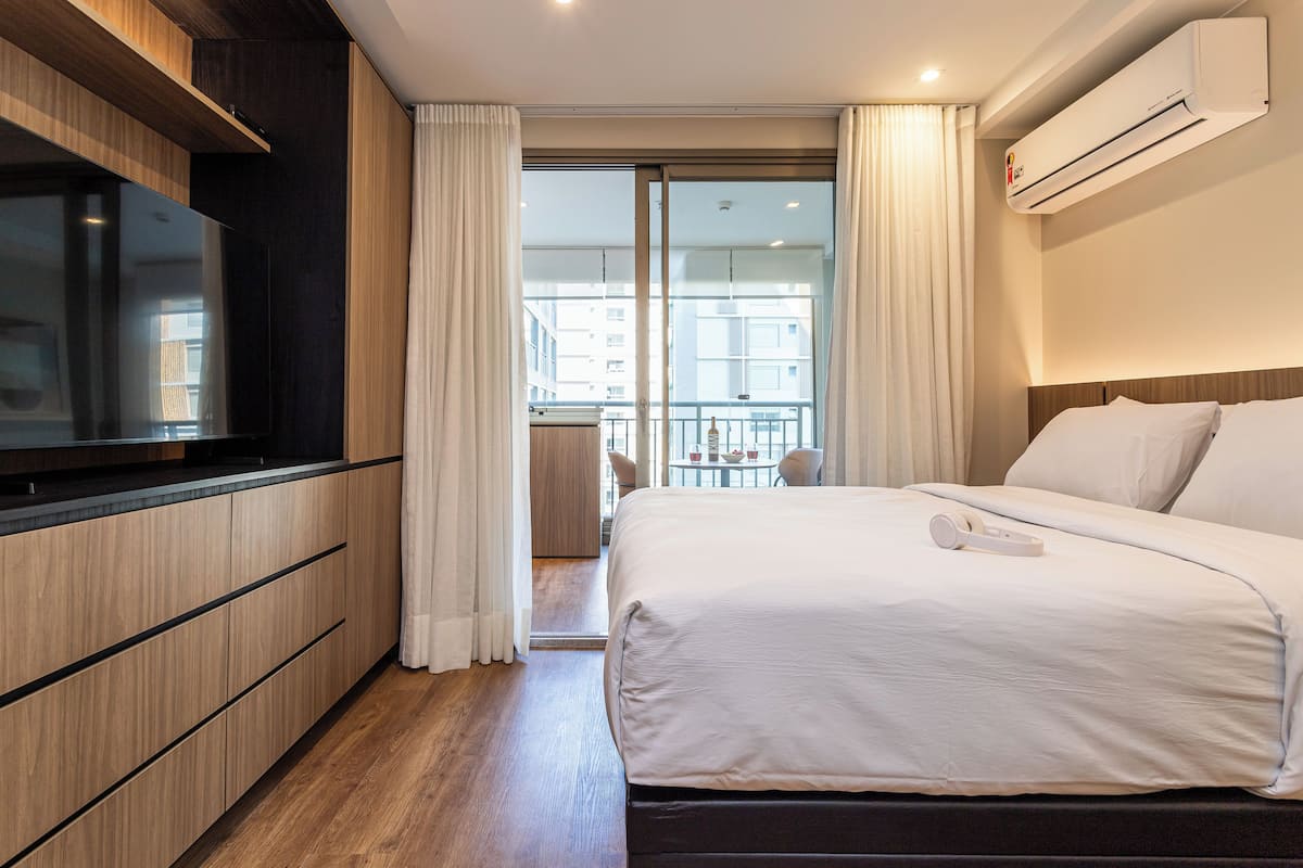 Estudio de diseño | Tabla de planchar con plancha, wifi gratis, ropa de cama