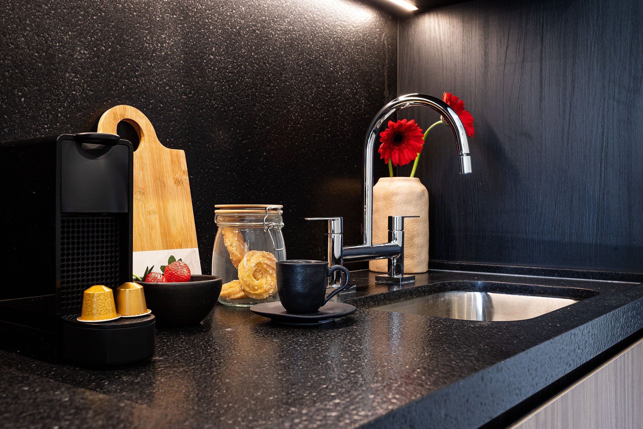 Kühlschrank, Mikrowelle, Herdplatte, Wasserkocher mit Kaffee-/Teezubehör