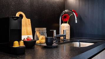 Réfrigérateur, four à micro-ondes, surface de cuisson, cafetière-théière