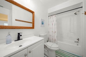 Shower, towels, shampoo - Bright Bay Hideaway • Springs • Pets Welcome (Crystal River)