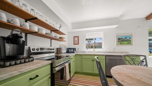 Coffee/tea maker, fridge, microwave, oven - Bright Bay Hideaway • Springs • Pets Welcome (Crystal River)