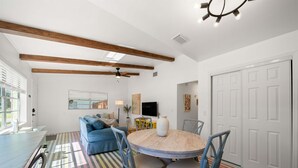Dining - Bright Bay Hideaway • Springs • Pets Welcome (Crystal River)