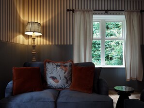 Living area - Historic Avenue Cottage with Hot Tub (Fettercairn)