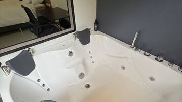 Apartment Rosa | 専用スパ浴槽