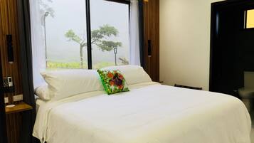 Apartamento luxo, vista para a montanha | Cofres nos quartos, escrivaninha, espaço de trabalho para notebook