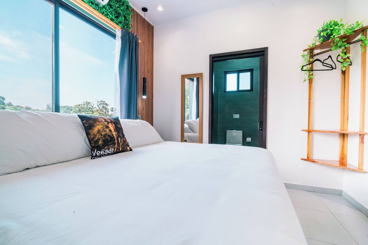 Apartment Aura 2 | Premium bedding, in-room safe, laptop workspace, blackout curtains