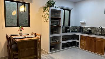 Luxury-Suite, Bergblick | Essbereich im Zimmer