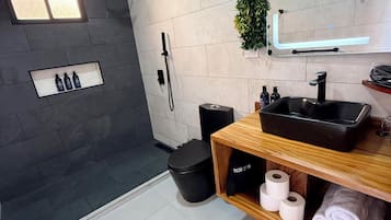 Doccia, asciugacapelli, pantofole, bidet