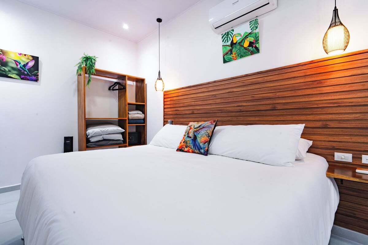 Apartment Rosa 4 | Premium bedding, pillowtop beds, in-room safe, laptop workspace