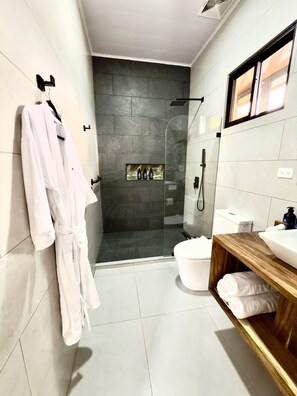 Deluxe-huoneisto, vuoristonäköala | Kylpyhuone | Erillinen kylpyamme ja suihku, hiustenkuivaaja, tohvelit, pyyhkeet