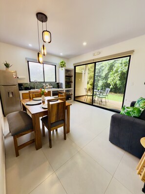 Leilighet – deluxe | Oppholdsområde | Smart-TV