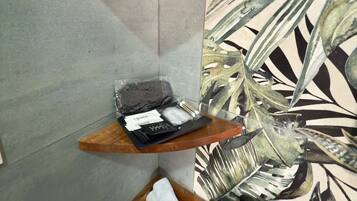 個別の浴槽とシャワー、ヘアドライヤー、スリッパ、タオル