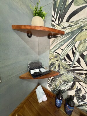 独立的浴缸和淋浴、吹风机、拖鞋、毛巾