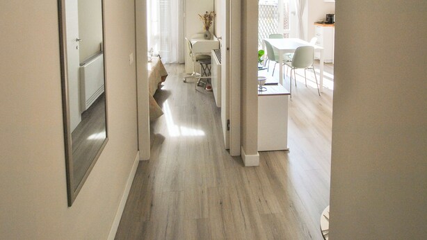A hallway leading to a dining area with a table and chairs, a white cabinet, and a mirror on the wall. - Victory Suite, quiet a few minutes from downtown, with private parking (Firenze)