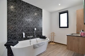 Hair dryer, towels - La Maison Anglaise - Belle maison avec jardin (Le Tronchet)