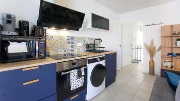 Fridge, microwave, oven, coffee/tea maker