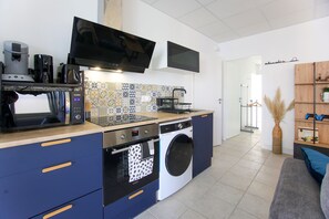 Kühlschrank, Mikrowelle, Ofen, Wasserkocher mit Kaffee-/Teezubehör