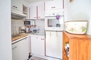 Fridge, microwave, oven, coffee/tea maker