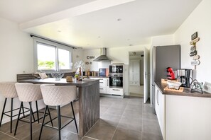 Fridge, microwave, oven, dishwasher - House of Travels - Proche Plage (Manvieux)