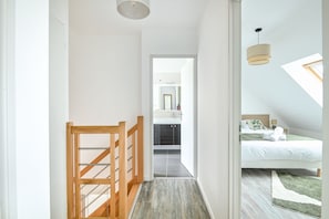 5 bedrooms, iron/ironing board, free WiFi, bed sheets
