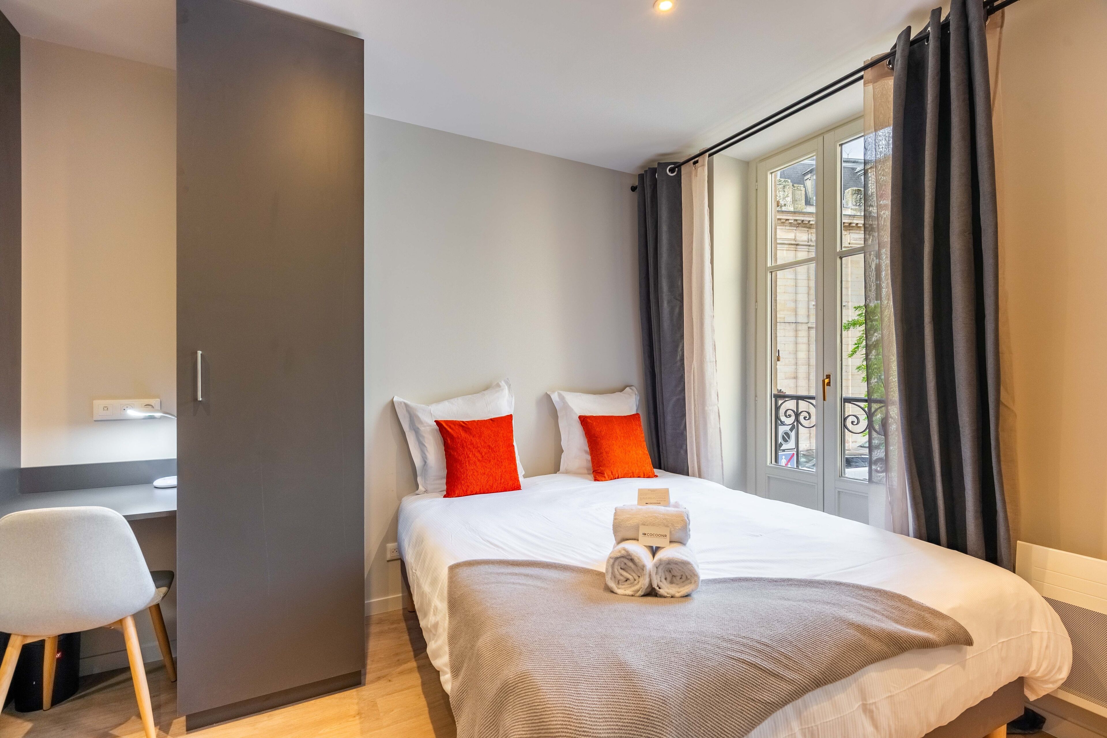 Fer et planche à repasser, Wi-Fi gratuit, draps fournis