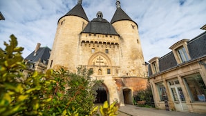 A historic stone castle with two prominent towers, a central arched entrance, and a surrounding courtyard. - La Suite de la Craffe - Vieille ville de Nancy (Nancy)