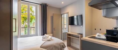 Iron/ironing board, free WiFi, bed sheets