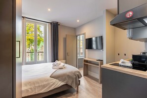 Tabla de planchar con plancha, wifi gratis y ropa de cama 
