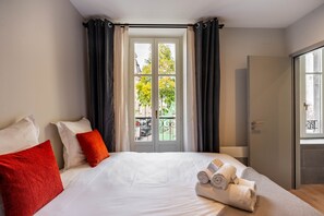 Tabla de planchar con plancha, wifi gratis y ropa de cama 