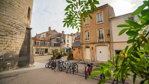 A street with historic buildings, a bicycle parked in front, and a tree in the foreground. - La Suite de la Craffe - Vieille ville de Nancy (Nancy)