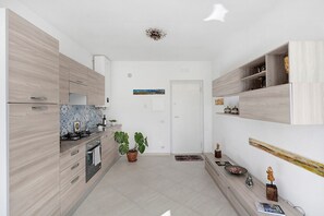 Kühlschrank, Ofen, Herdplatte, Geschirrspüler