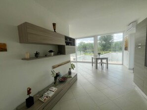 Interior - Apartment with Terrace and Lake View (Alvignano)