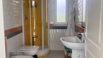 Doccia, asciugacapelli, asciugamani