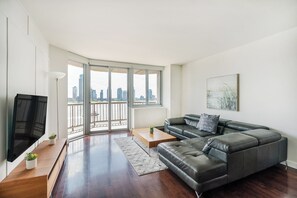 Family Apartment, 2 Bedrooms, Kitchen, City View | Living area