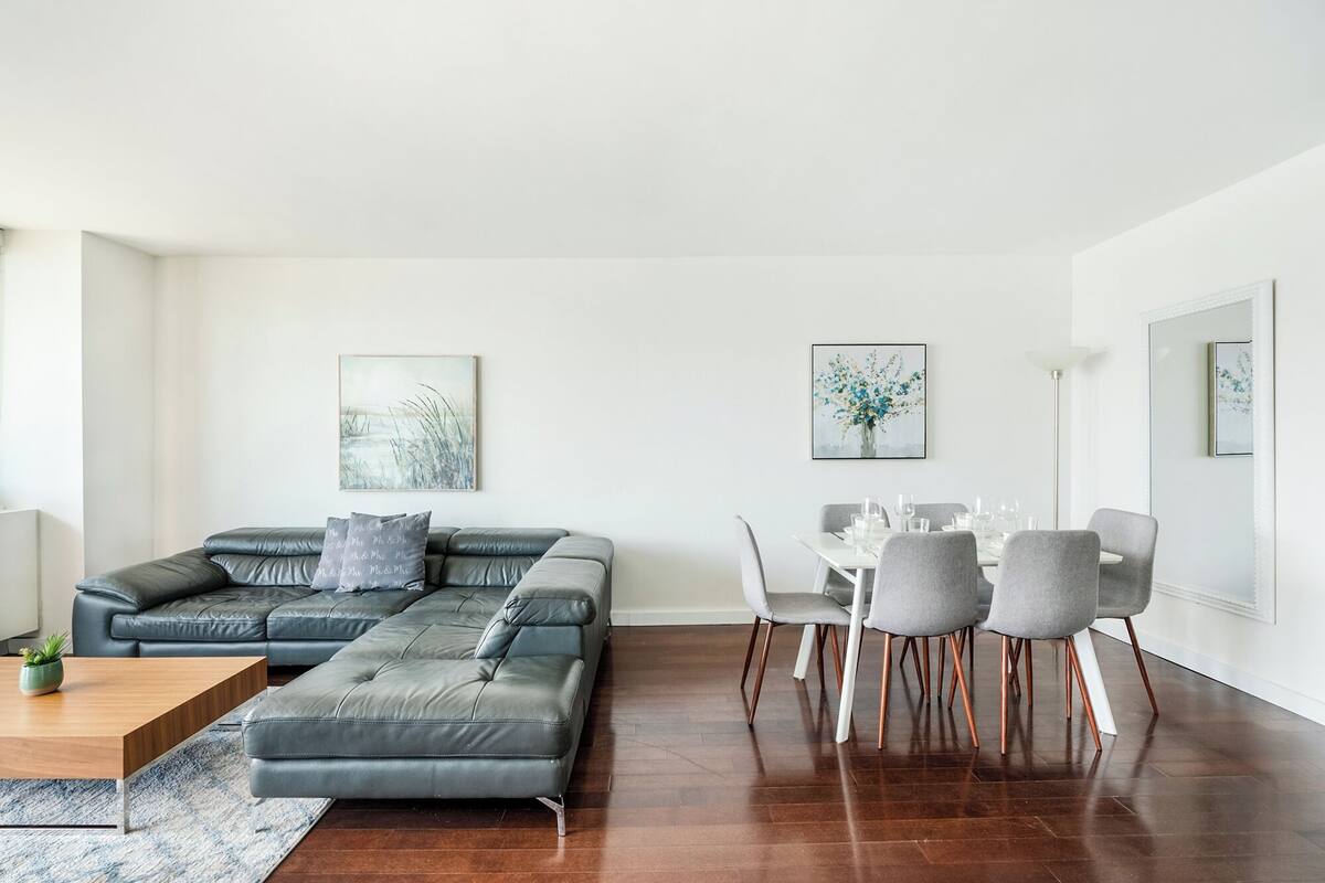 Fjölskylduíbúð - 2 svefnherbergi - eldhús - borgarsýn | Stofa | 55-tommu snjallsjónvarp með kapalrásum