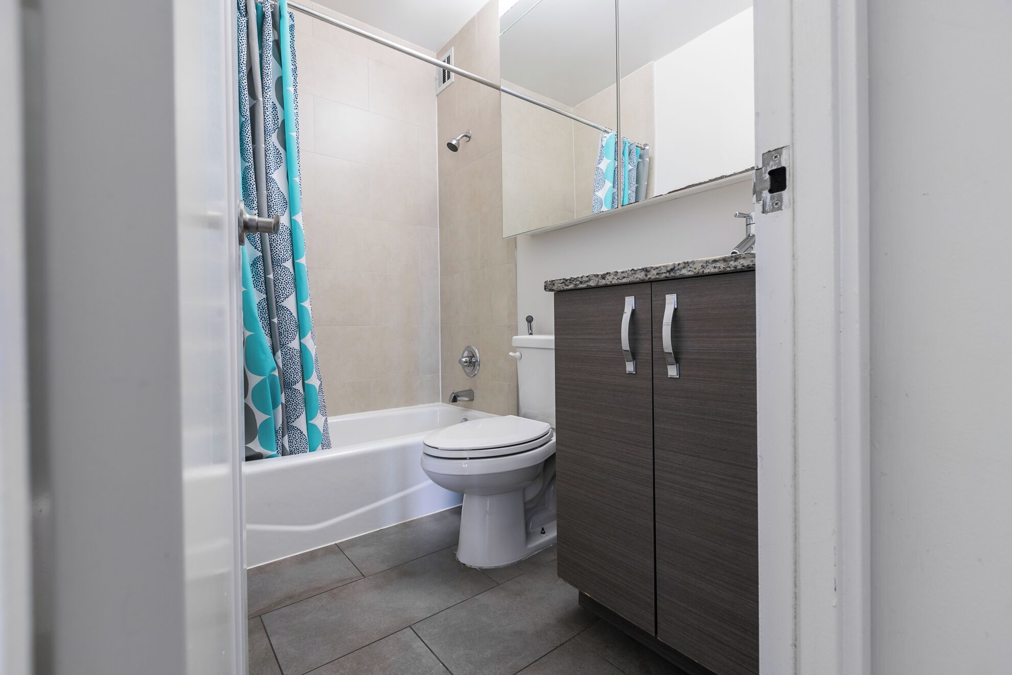 Une salle de bain équipée d’une baignoire, de toilettes et d’un meuble-lavabo avec un miroir.