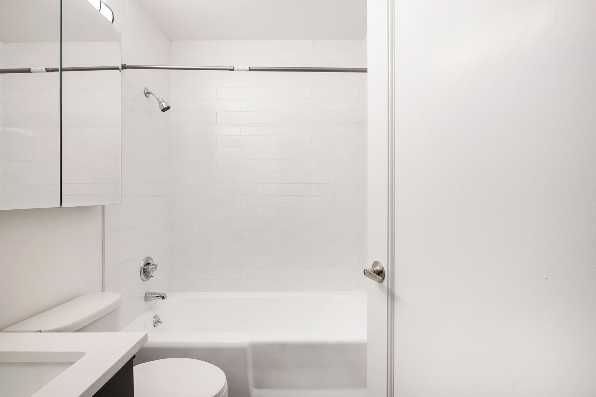 Un baño moderno con bañera, inodoro y cabina de ducha de cristal.