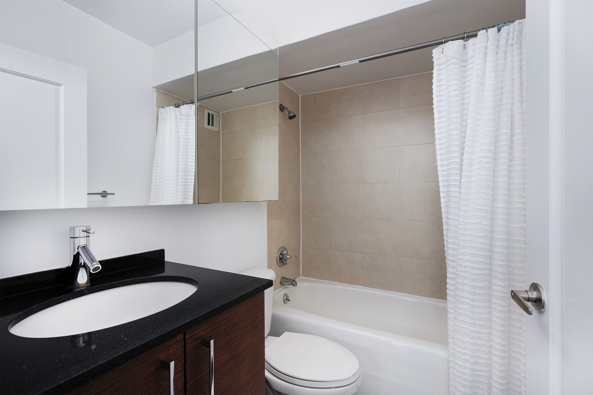 Appartement familial, 3 chambres, cuisine | Salle de bain | Séchoir à cheveux, serviettes fournies, savon, shampooing